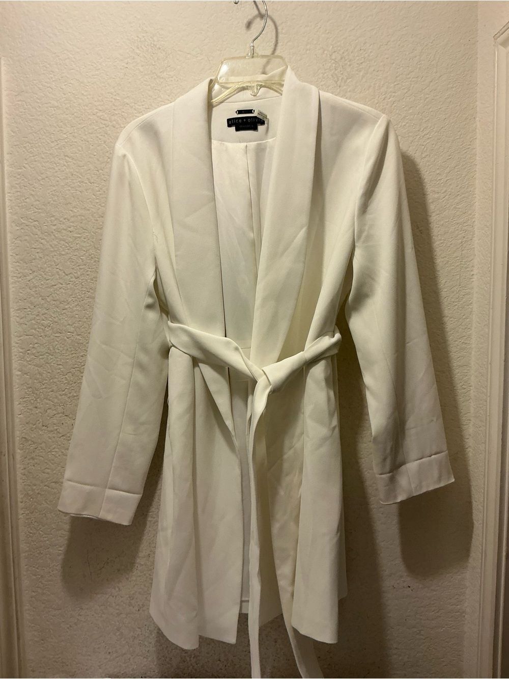 NWOT Alice + Olivia Ivory Satin blazer with Tie size L